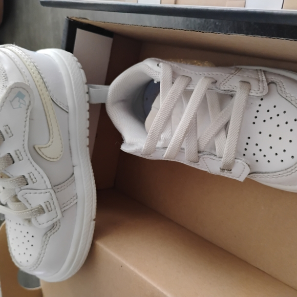 Kids White Nike Sneakers - Picture 1 of 6